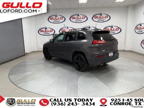 Used 2018 Jeep Cherokee Latitude w/ Altitude Package FWD image 6