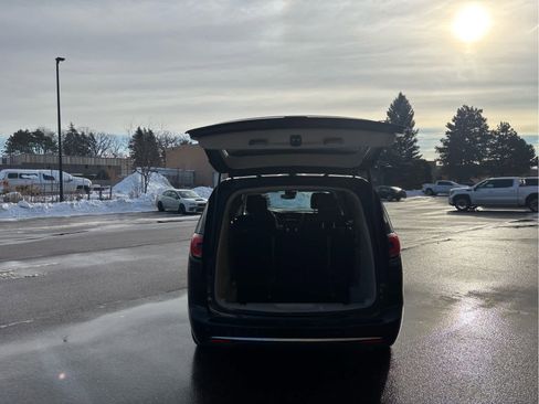 Used 2024 Chrysler Pacifica Select image 7