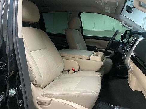 Used 2017 Nissan Titan SV image 13