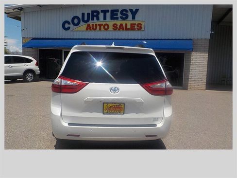 Used 2018 Toyota Sienna XLE Premium AWD/4WD image 7