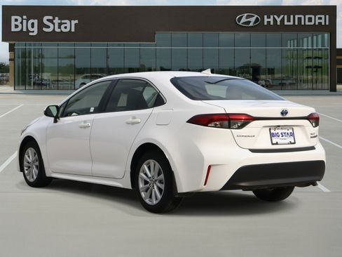 Used 2024 Toyota Corolla XLE image 3