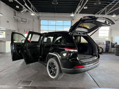 New 2025 Jeep Grand Cherokee Altitude AWD/4WD image 18