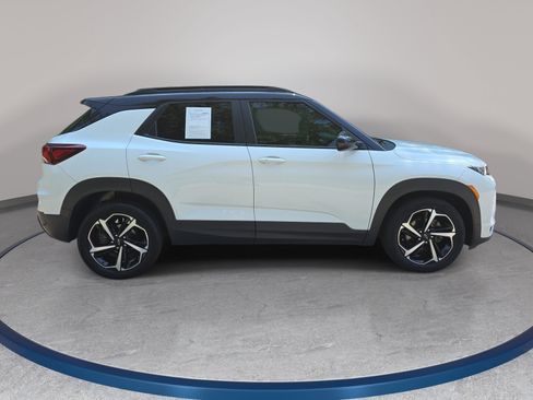 Used 2023 Chevrolet TrailBlazer RS w/ Sun and Liftgate Package FWD image 4