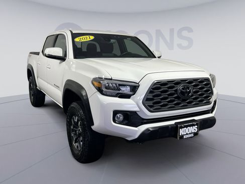 Used 2021 Toyota Tacoma TRD Off-Road w/ Technology Package AWD/4WD image 10