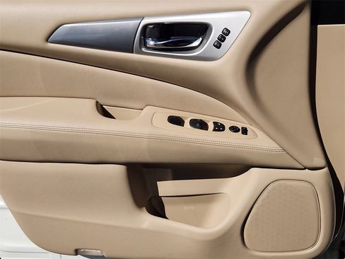 Used 2019 Nissan Pathfinder SL image 16