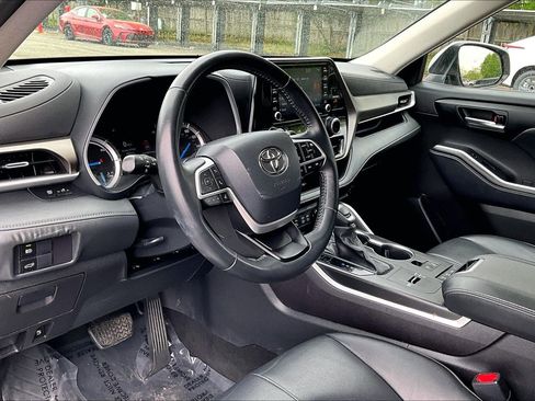 Used 2022 Toyota Highlander XLE AWD/4WD image 13