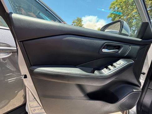 Used 2025 Nissan Rogue SV FWD image 18