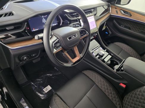 New 2025 Jeep Grand Cherokee Summit image 10