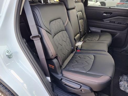 New 2026 Nissan Pathfinder Platinum image 14