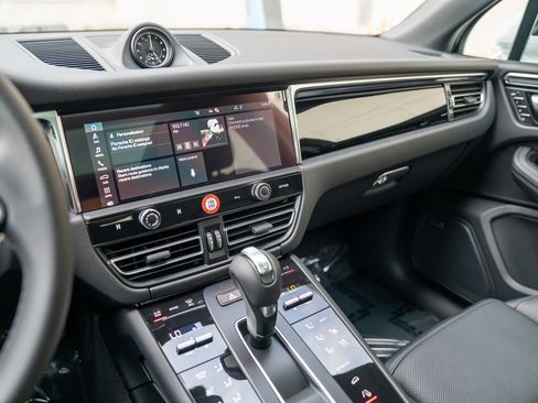 Certified 2025 Porsche Macan image 14