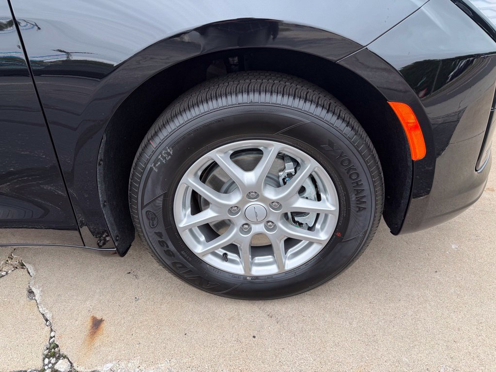 New 2027 Chrysler Pacifica Select FWD image 6
