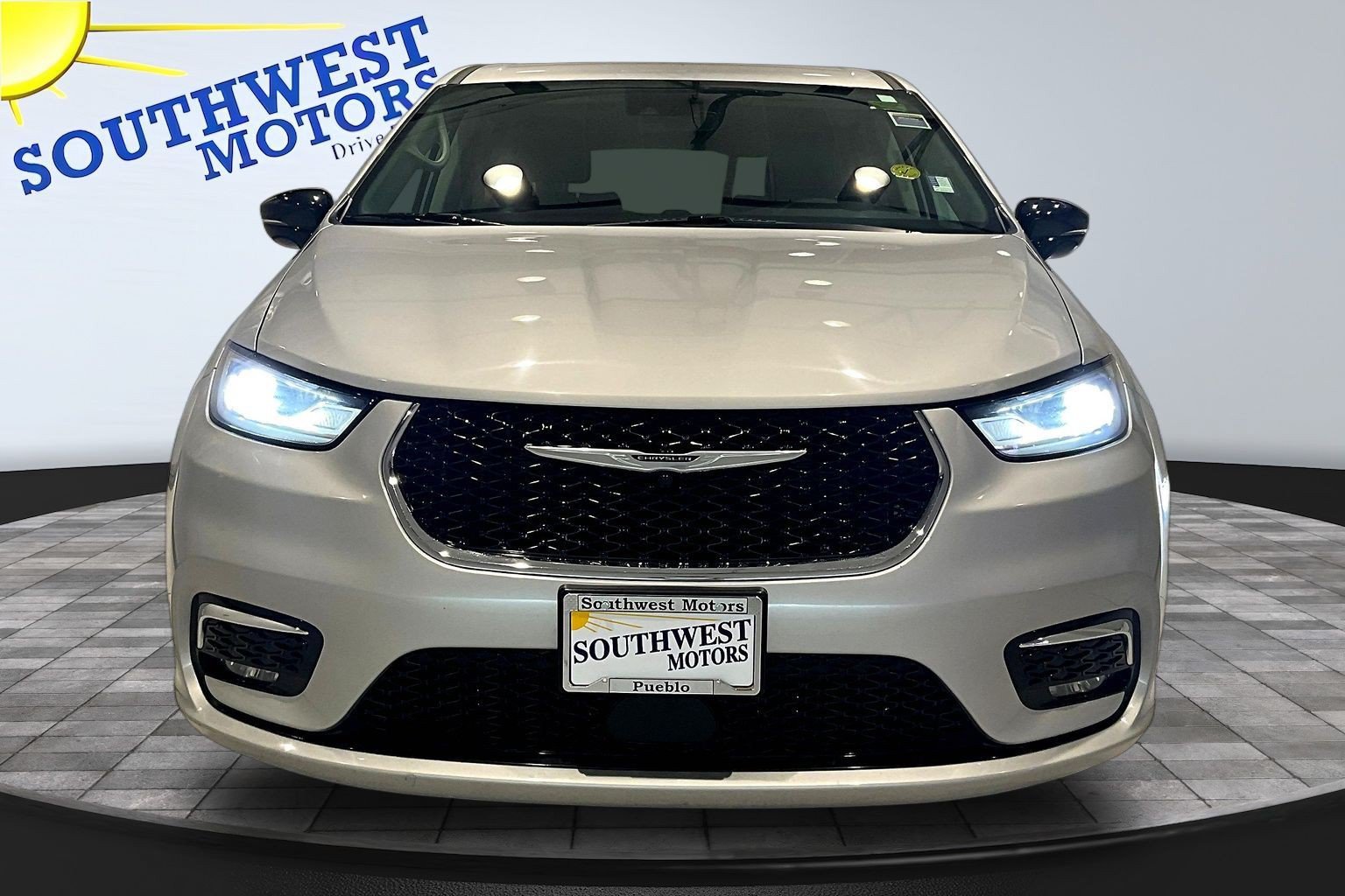 Used 2024 Chrysler Pacifica Touring-L FWD image 2