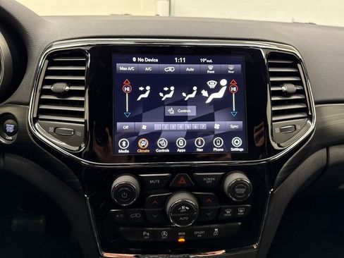 Used 2020 Jeep Grand Cherokee Altitude image 24