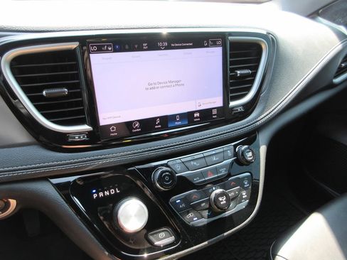 Used 2025 Chrysler Pacifica Select w/ Fav Edition Package FWD image 29