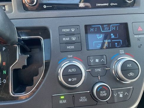 Used 2020 Toyota Sienna XLE image 30