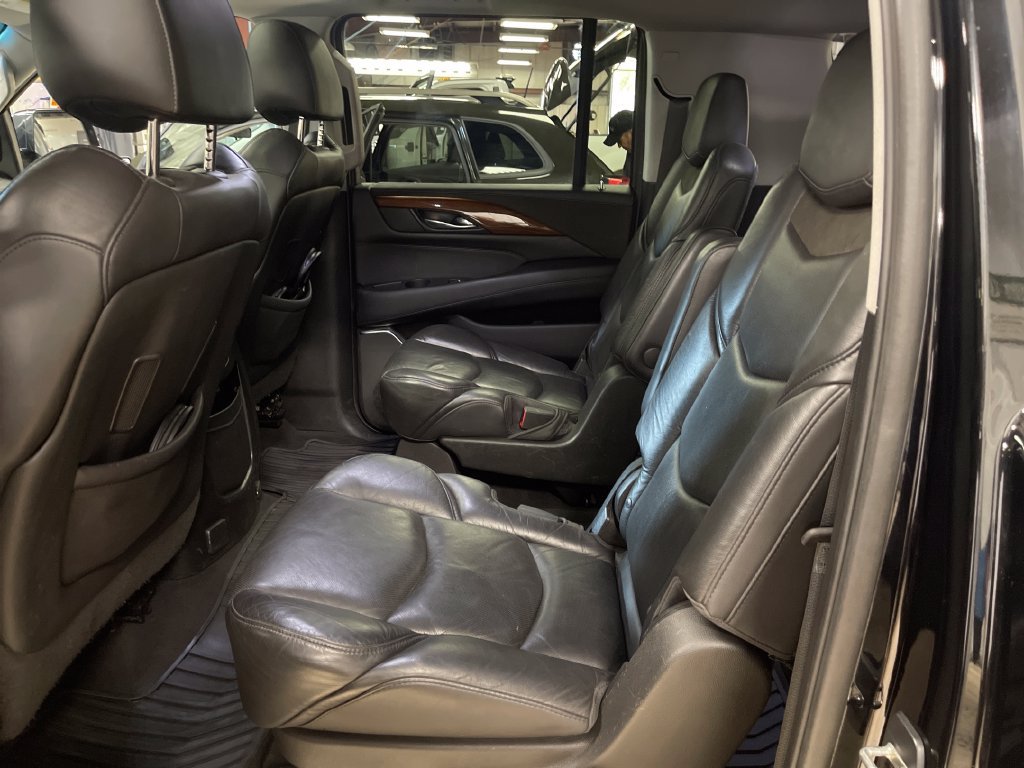 Used 2018 Cadillac Escalade ESV Premium Luxury w/ LPO, Radiant Package AWD/4WD image 27