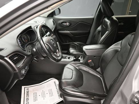 Used 2019 Jeep Cherokee Latitude Plus AWD/4WD image 11