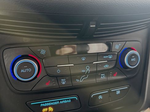 Used 2018 Ford Escape SEL w/ Ford Safe & Smart Package AWD/4WD image 17