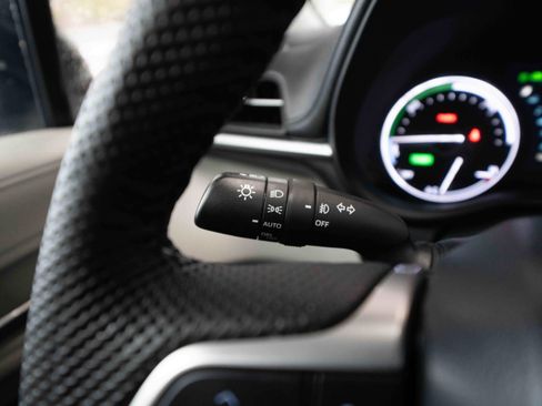 Used 2023 Toyota Sienna Limited image 13