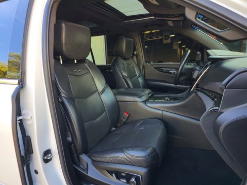 Used 2018 Cadillac Escalade ESV Platinum image 30