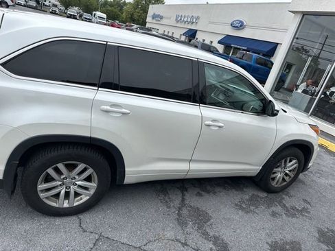 Used 2015 Toyota Highlander LE AWD/4WD image 2