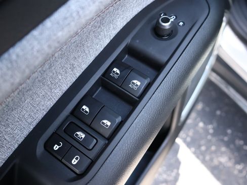 Used 2023 Jeep Compass Latitude w/ Sun and Sound Group AWD/4WD image 8