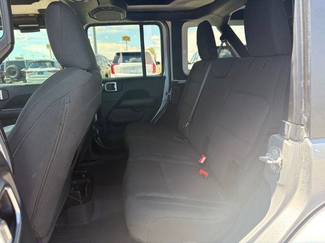 Used 2018 Jeep Wrangler Unlimited Sahara AWD/4WD image 21