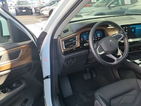 Used 2025 Volkswagen Atlas SE image 5