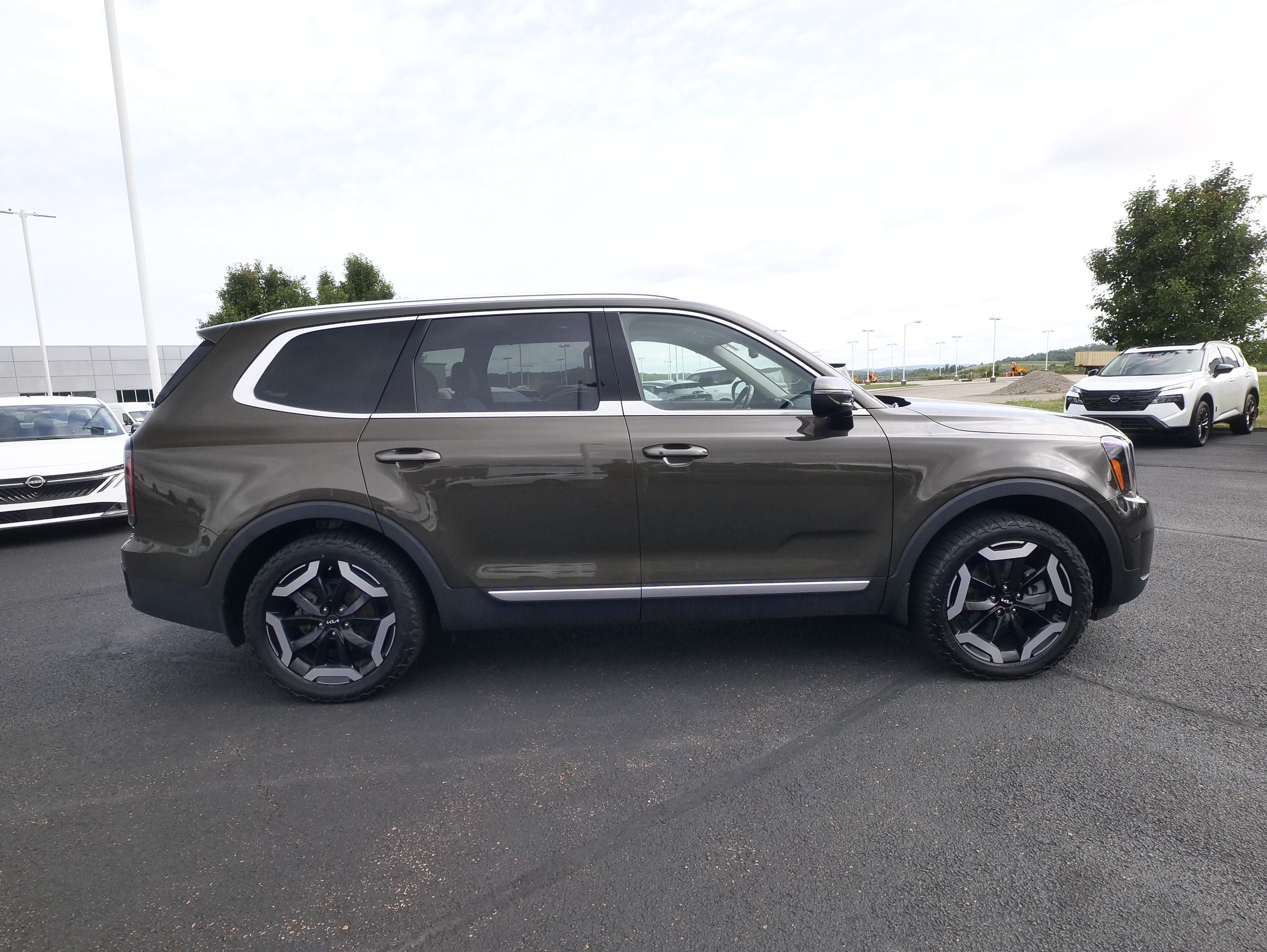Used 2024 Kia Telluride EX w/ EX Captain's Chair Package AWD/4WD image 5