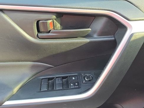 Used 2021 Toyota RAV4 LE AWD/4WD image 9
