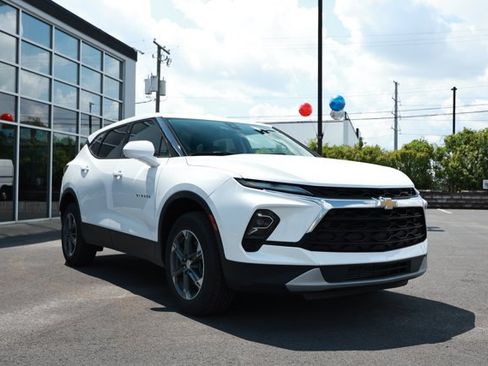 Used 2025 Chevrolet Blazer LT FWD image 3