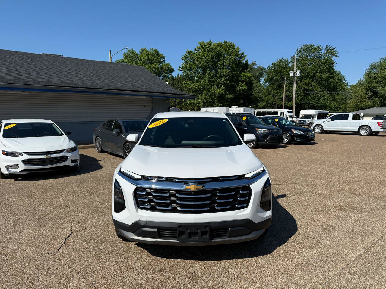 Used 2025 Chevrolet Equinox LT FWD image 2