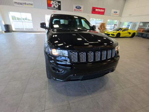 Used 2018 Jeep Grand Cherokee Altitude AWD/4WD image 3