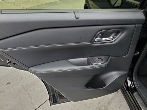 Certified 2025 Nissan Rogue SL w/ SL Premium Package image 16