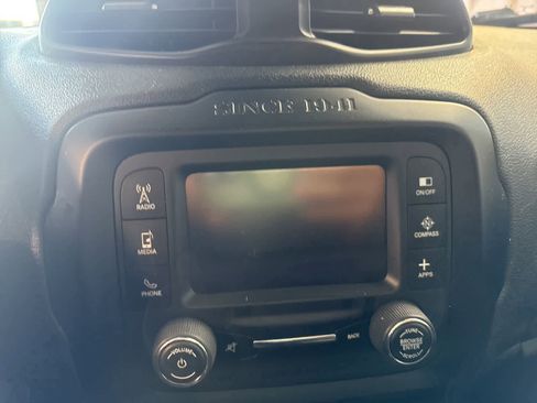 Used 2017 Jeep Renegade Latitude w/ Popular Equipment Group image 25