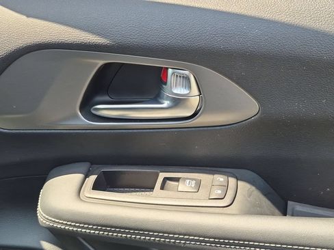 Used 2025 Chrysler Pacifica Select FWD image 32