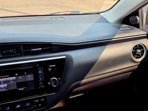 Used 2017 Toyota Corolla LE w/ Carpet Mat Package (TMS) FWD image 32