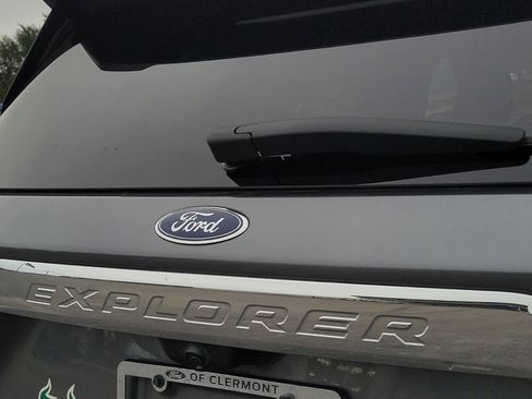 Used 2022 Ford Explorer Limited w/ Equipment Group 301A image 7