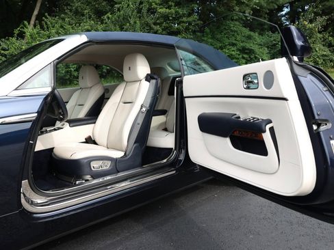 Used 2019 Rolls-Royce Dawn image 5