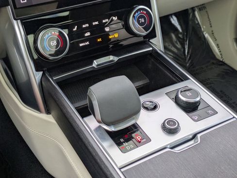 Used 2022 Land Rover Range Rover Long Wheelbase SE image 22