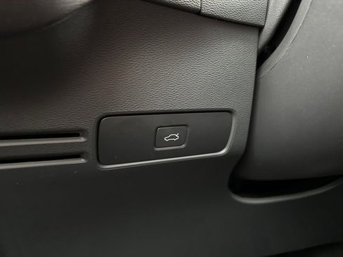 Certified 2025 Volvo XC40 B5 Core image 30