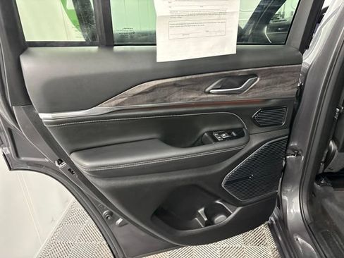 Used 2022 Jeep Grand Cherokee Overland AWD/4WD image 13
