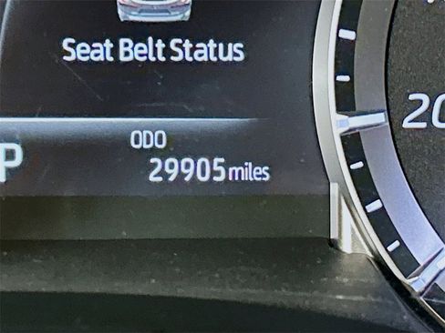 Used 2023 Toyota Highlander XLE image 10