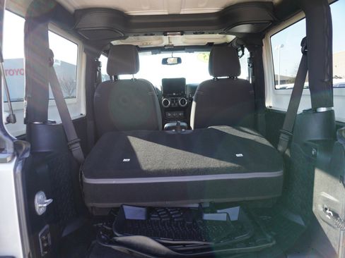 Used 2015 Jeep Wrangler Sahara image 12