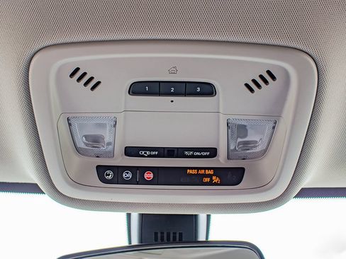 Used 2020 Chevrolet Traverse LT FWD image 30