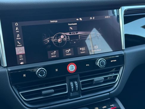 Used 2025 Porsche Macan AWD/4WD image 21