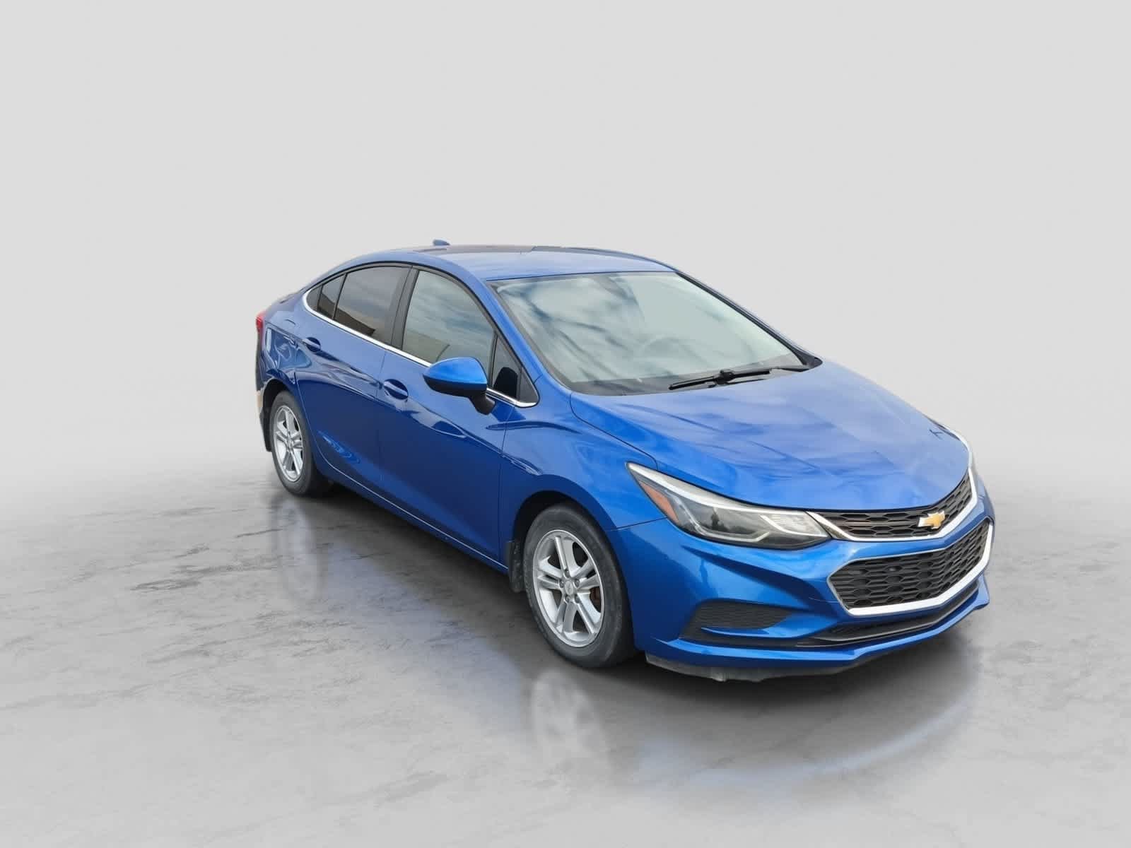Used 2017 Chevrolet Cruze LT w/ Convenience Package FWD image 2