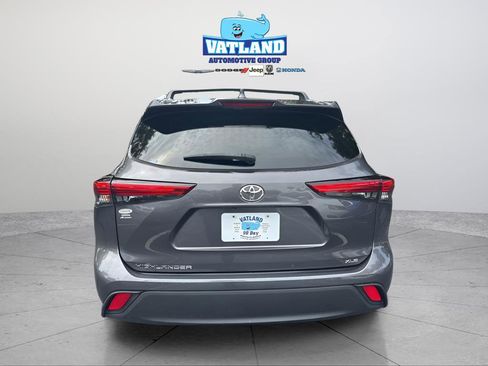 Used 2020 Toyota Highlander XLE FWD image 4