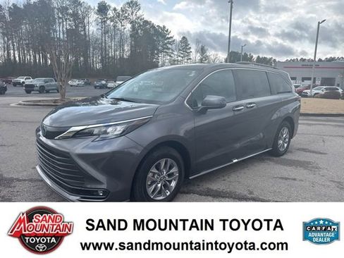 Used 2025 Toyota Sienna XLE image 6