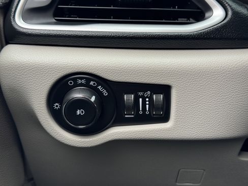 Used 2018 Chrysler Pacifica Touring Plus image 33